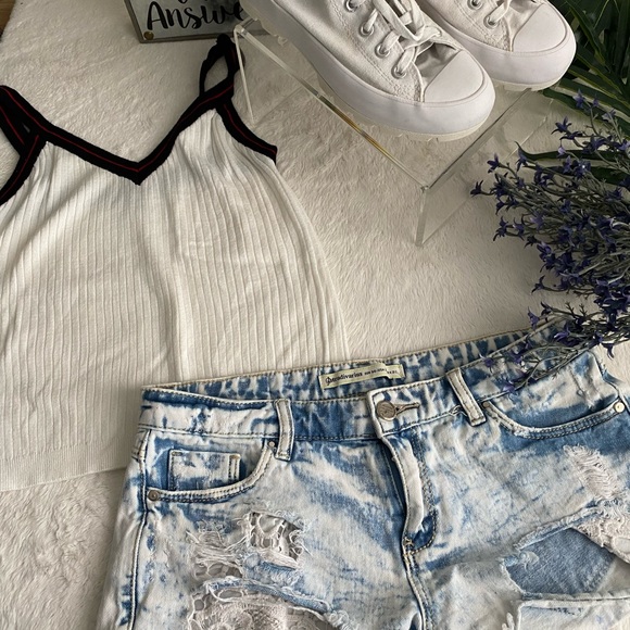 Short shorts - Picture 4 of 11